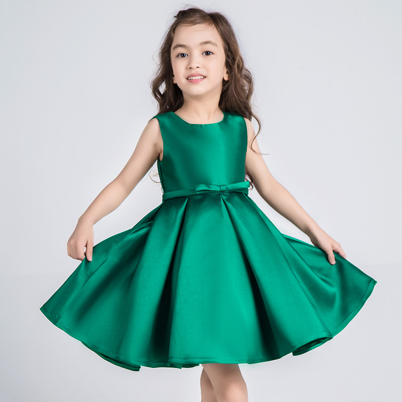 Зеленое платье из атласа